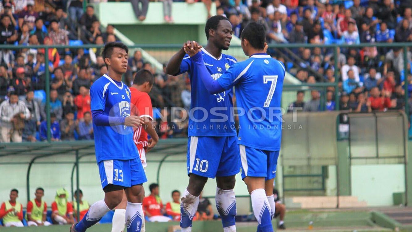 Erick Weeks Lewis (tengah) dinilai masih belum bisa bermain bagus dengan Persib Bandung. Copyright: © Muhammad Ginanjar/Indosport